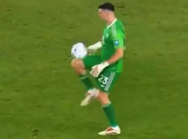 Argentina vs. Brasil: el gesto del Dibu Martínez en plena goleada que generó la reacción de Lionel Scaloni